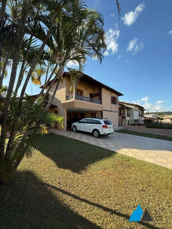 Descubra seu novo lar no coração do Lago Norte, Brasília: um sobrado de alto pad...