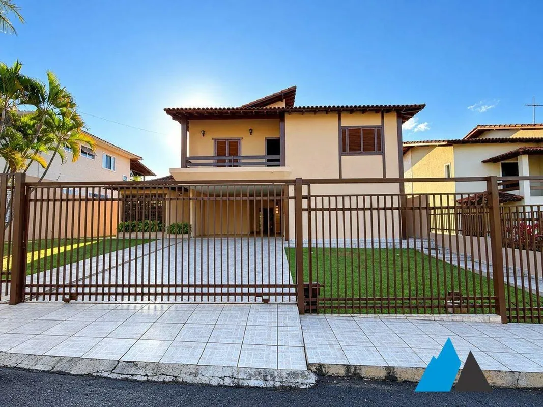 Descubra seu novo lar no coração do Lago Norte, Brasília: um sobrado de alto pad...
