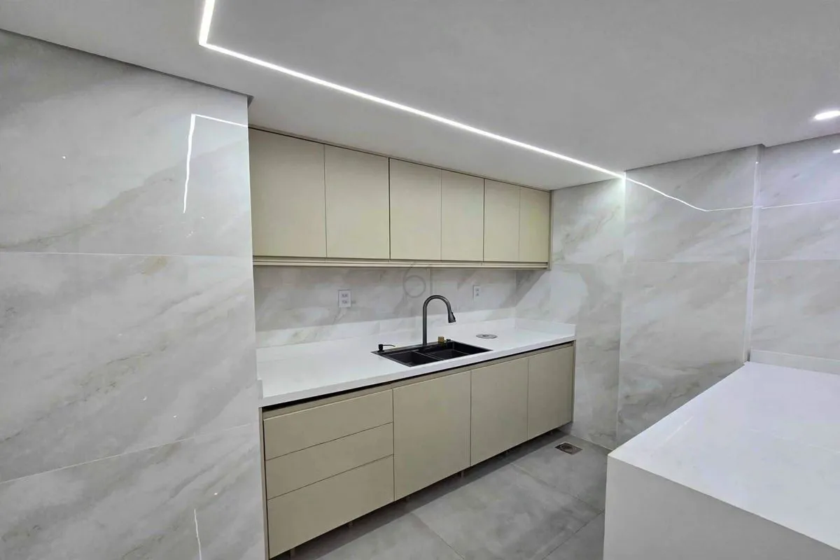 Em uma das quadras mais tradicionais e valorizadas da Asa Sul, este apartamento ...