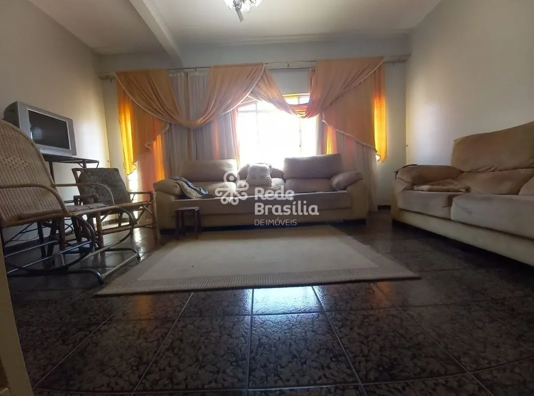 Excelente oportunidade para adquirir uma casa no Setor Central do Gama. Com uma ...