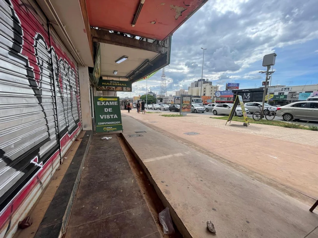 Prédio comercial com 06 pavimentos, sendo subsolo, térreo, sobreloja e mais 03 a...