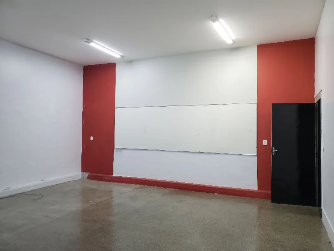 Loja comercial com 06 salas amplas (mais de 100m² cada), 02 salas menores, 02 ve...