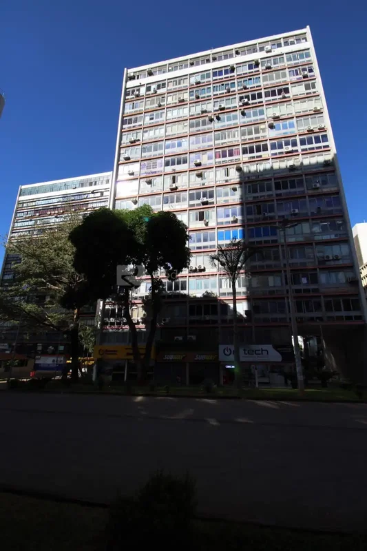SALA COM BANHEIRO. PISO EM CERÂMICA.**Os valores de taxas condominiais poderão s...
