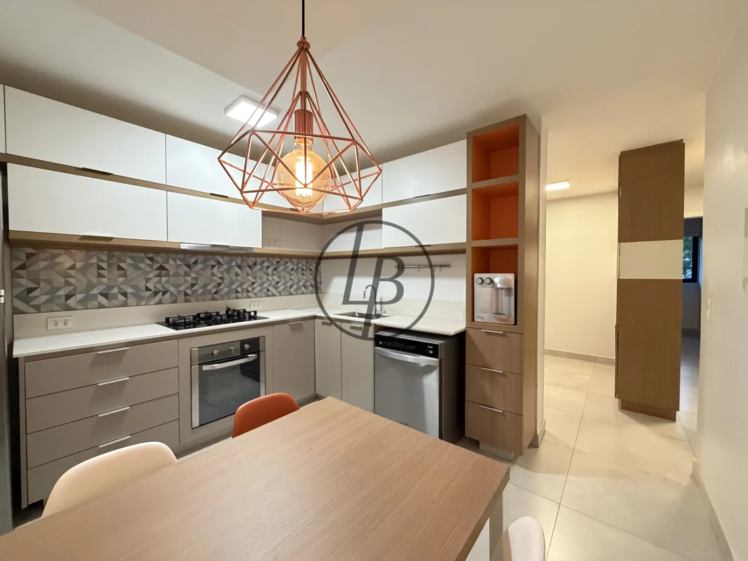 SQN 316 – REFORMADO • VAZADO • 100m²Conforto, Iluminação Natural e Excelente Loc...