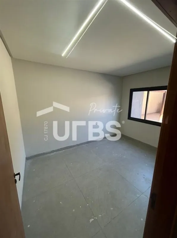 COD U-0028538 - Excelente casa térrea com três quartos, sendo duas suítes, ofere...