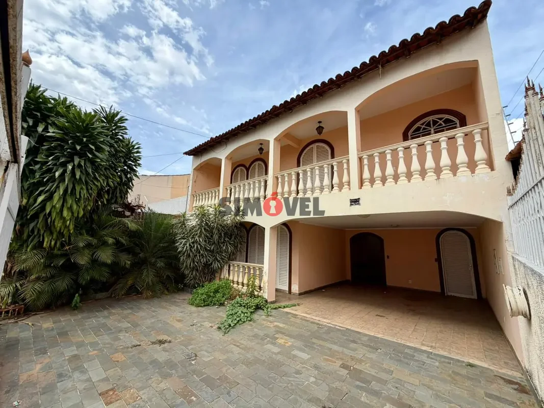 QNA 36, casa de 345m², 2 pavimentos, 4 qtos, suíte master, varanda - R$: 900.000...