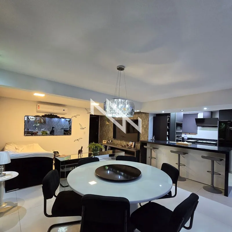 Flat localizado na Rua T-36, no Setor Bueno, com 91 m² de conforto e estilo. O i...