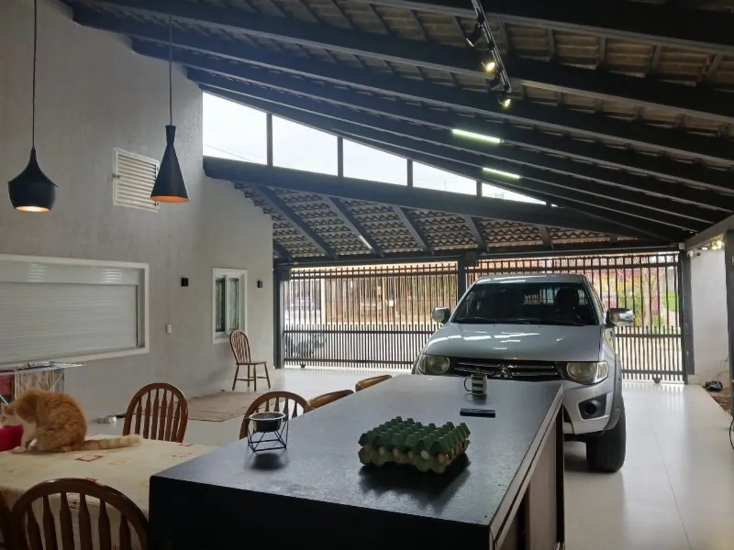 VENDO NA QE 32 - BELÍSSIMA CASA TÉRREA! c/ apenas 2 anos de Construção!- TERRENO...