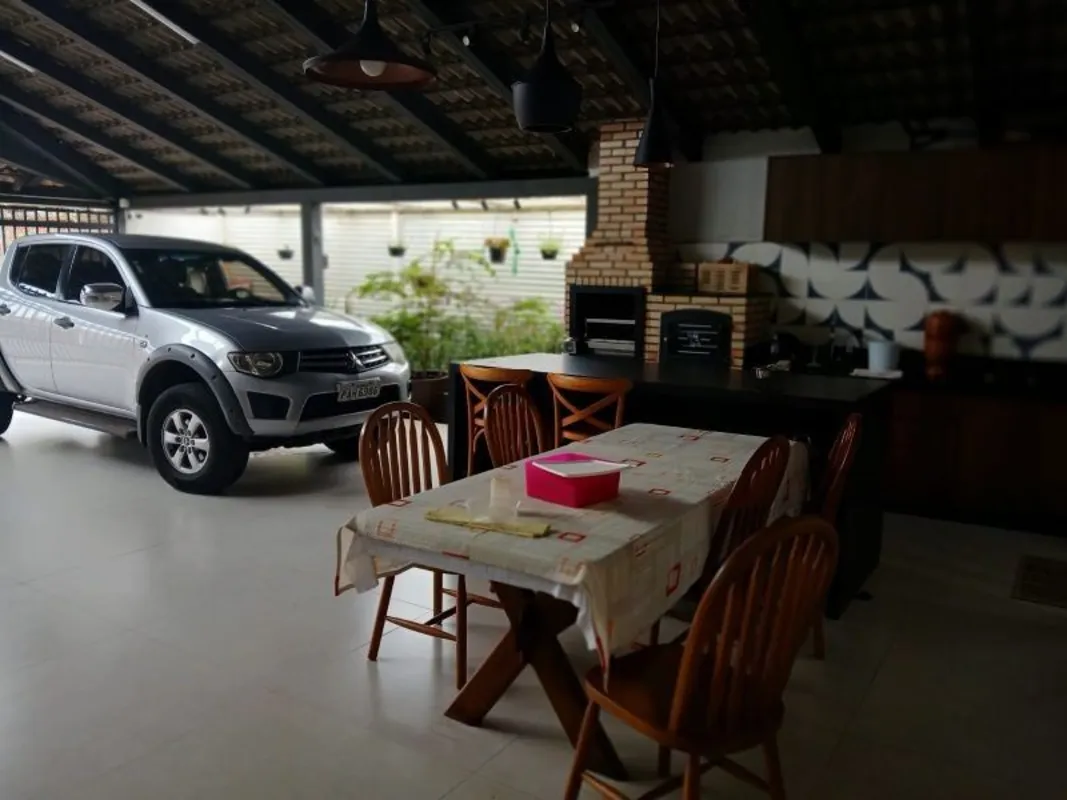 VENDO NA QE 32 - BELÍSSIMA CASA TÉRREA! c/ apenas 2 anos de Construção!- TERRENO...
