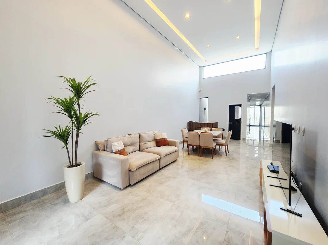 LINDA CASA NOVA E MODERNA, COM 4 SUÍTES E PISCINA. VALE A PENA CONHECER.Casa com...