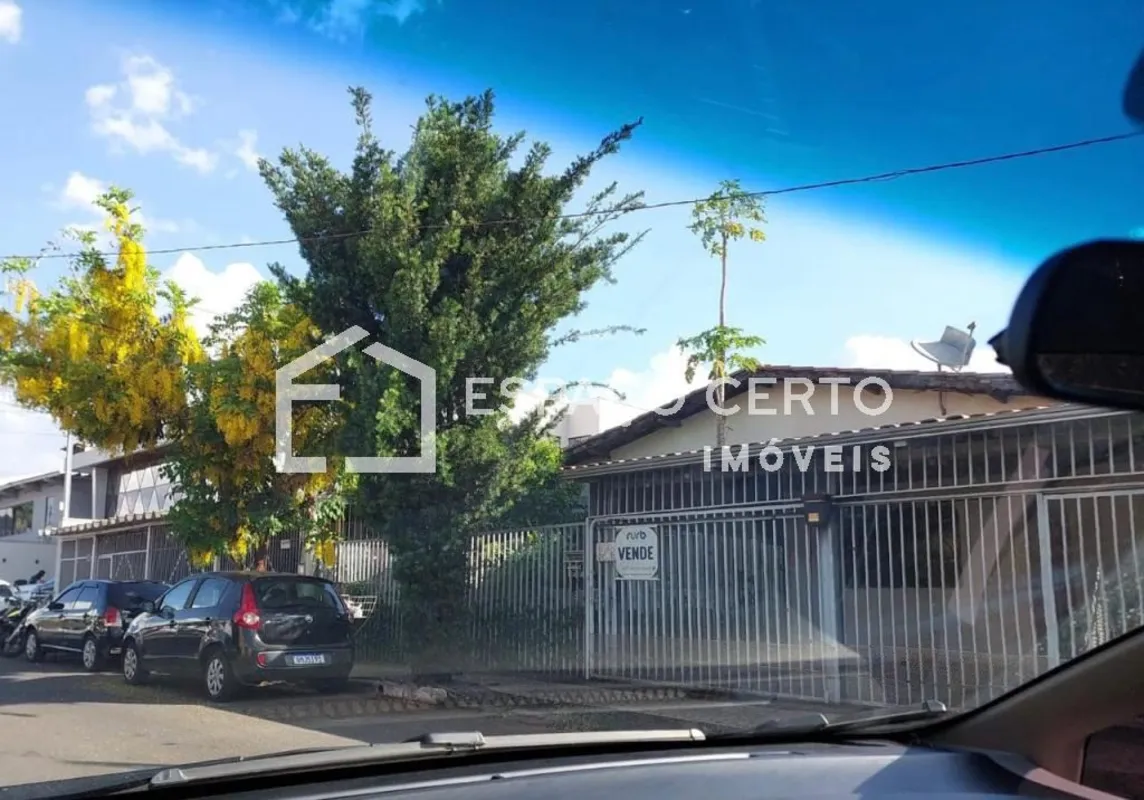 Excelente casa à venda no Setor Coimbra, com 375 m², 03 quartos sendo 02 suítes,...