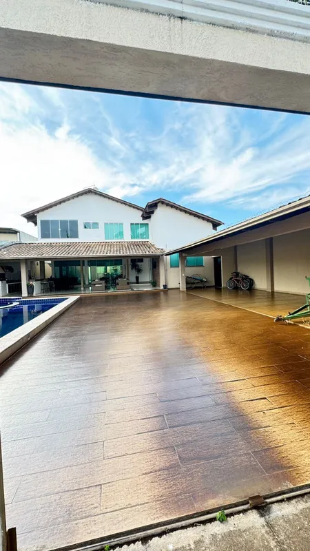 Sobrado 4 suites no piso superiorcom sala de tv íntima. Na parte inferiorsala de...