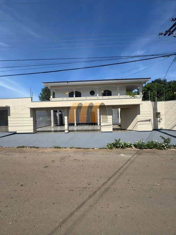 Parte superior: 04 quartos sendo 03 suítes com armários e 01 suíte com varanda, ...