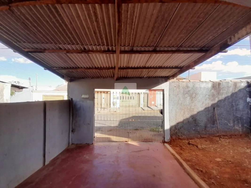 3 quartos, sala, banheiro social, cozinha, área de serviços, quintal , vaga de g...