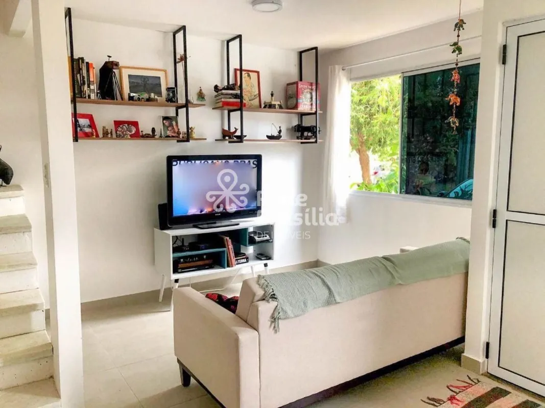 Casa situada na QC 13 do Jardins Mangueiral, reformada. No primeiro piso, sala, ...