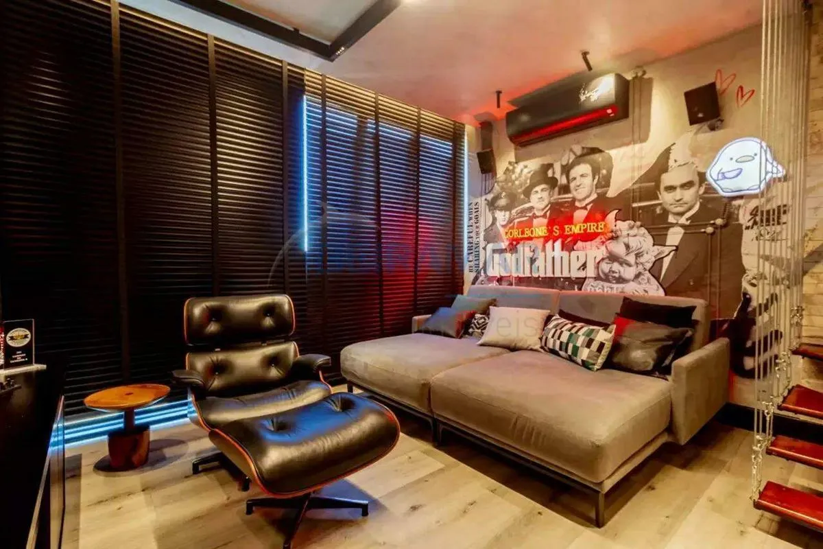 Cobertura duplex de alto padrão, totalmente reformada e mobiliada, com 2 vagas d...