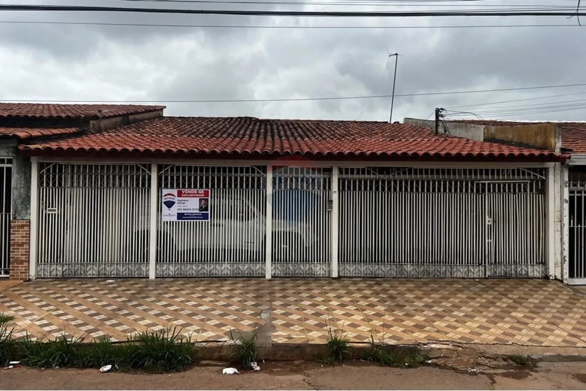 A casa é toda na laje e tem um amplo potencial de construção de lazer na área do...