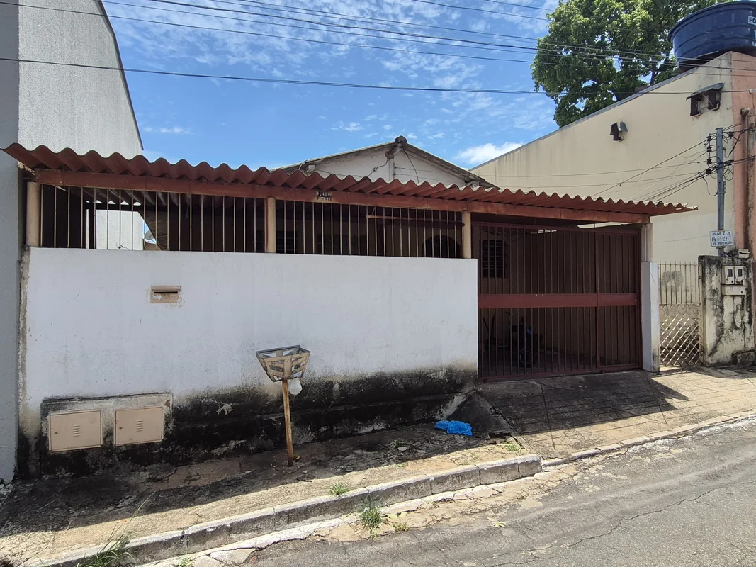  Oportunidade de Compra – Casa com Barracão Independente!Vende-se uma casa aconc...