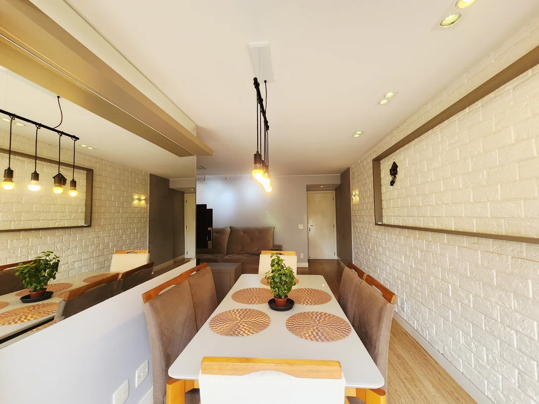 Lindíssimo apartamento reformado, com muito espaço em uma área de 94m², com conf...