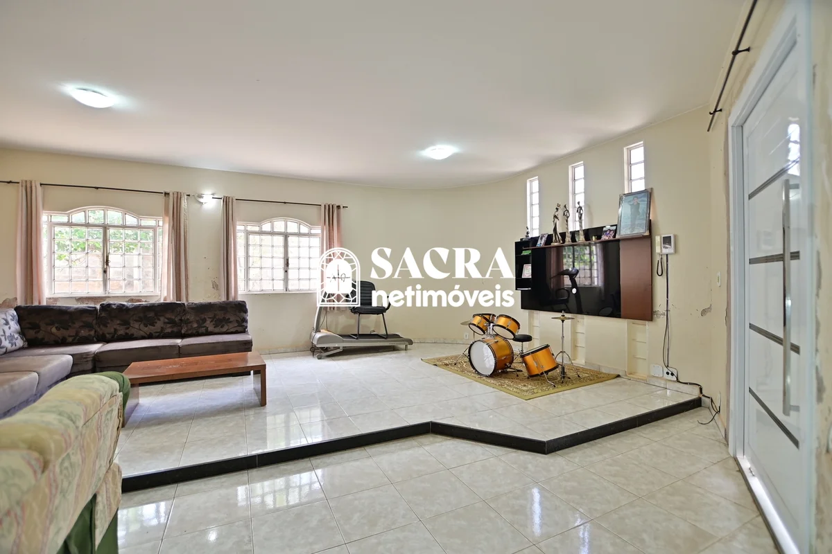 Sobrado de 573 metros em um lote de 920m com excelente estrutura e muito espaço!...