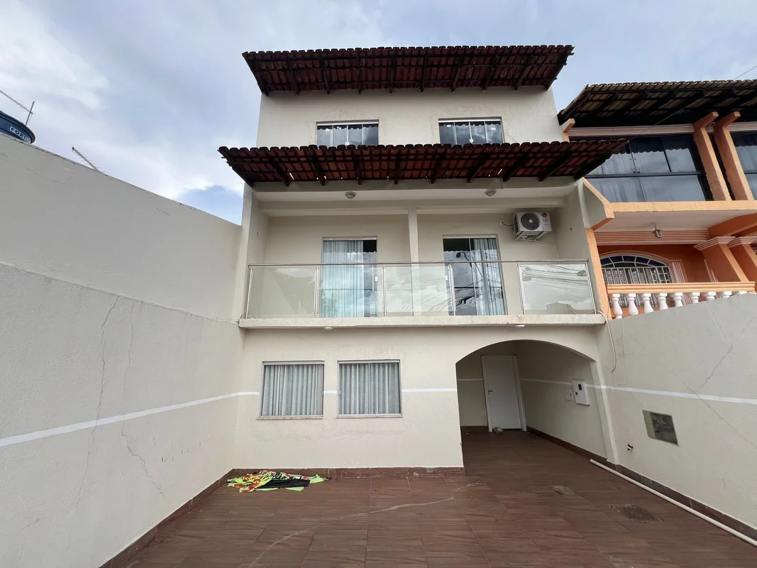 Conheça esta charmosa casa de 3 quartos, localizada na QR 406 Conjunto 26, em fr...