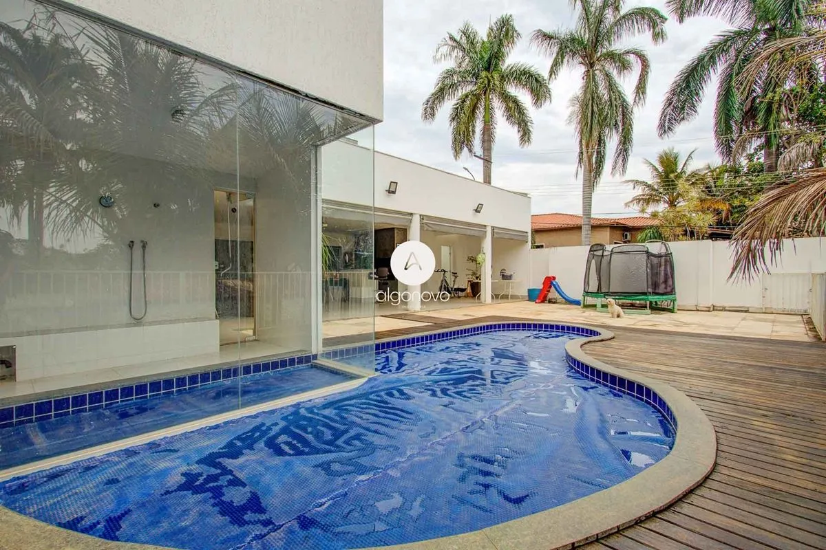 Linda casa, com pé direito duplo, proporcionando amplitude e sofisticação, além ...