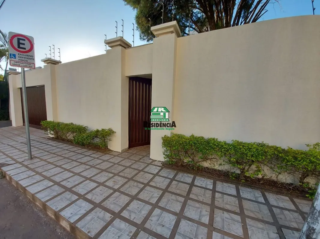 Casa residência contendo: 04 quartos sendo 02 suítes com box e espelho, hall de ...