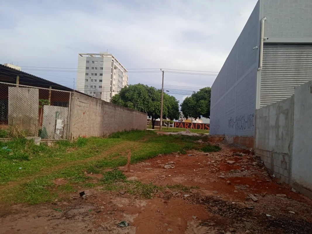 VENDE-SE UM LOTE COMERCIAL NA AVENIDA PRINCIPAL DA QS 107 SAMAMBAIA SULEndereço ...