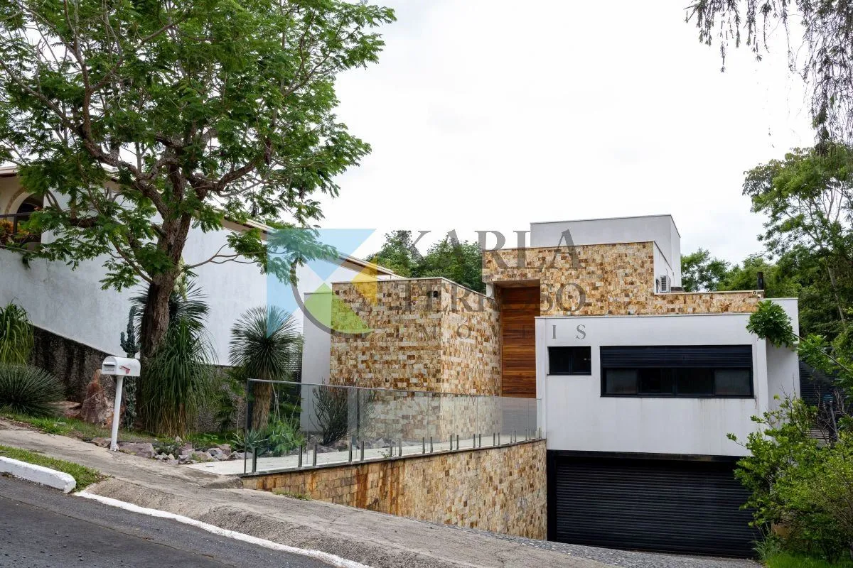 Casa de Alto Padrão no Condomínio Santa MônicaLote: 1.485 m² | Área construída: ...