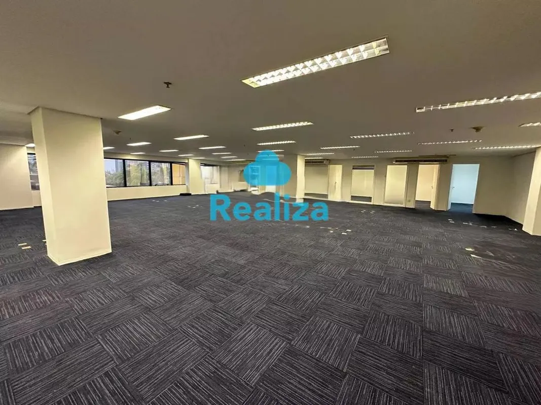 Sala ampla com área privativa de 383,12m², voltada para nascente. Possui recepçã...