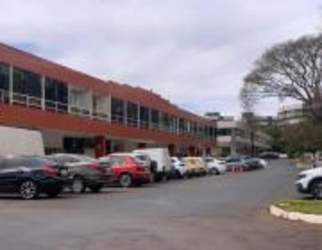 LOJA COMERCIAL NA CLSW 504 DO SUDOESTEAMPLO ESTACIONAMENTOEXCELENTE LOCALIZAÇÃO ...