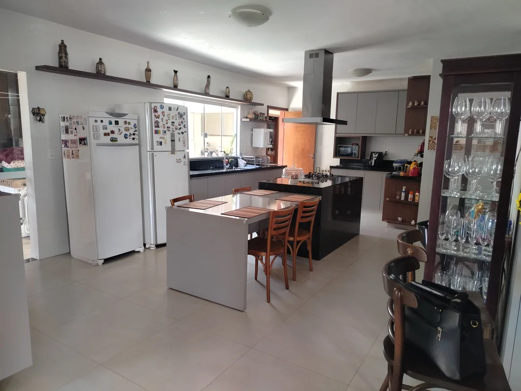 CASA RUA 5Sala de estar Ampla3 Suítes (1 com closet, 1 com Banheira)Banheiro Soc...