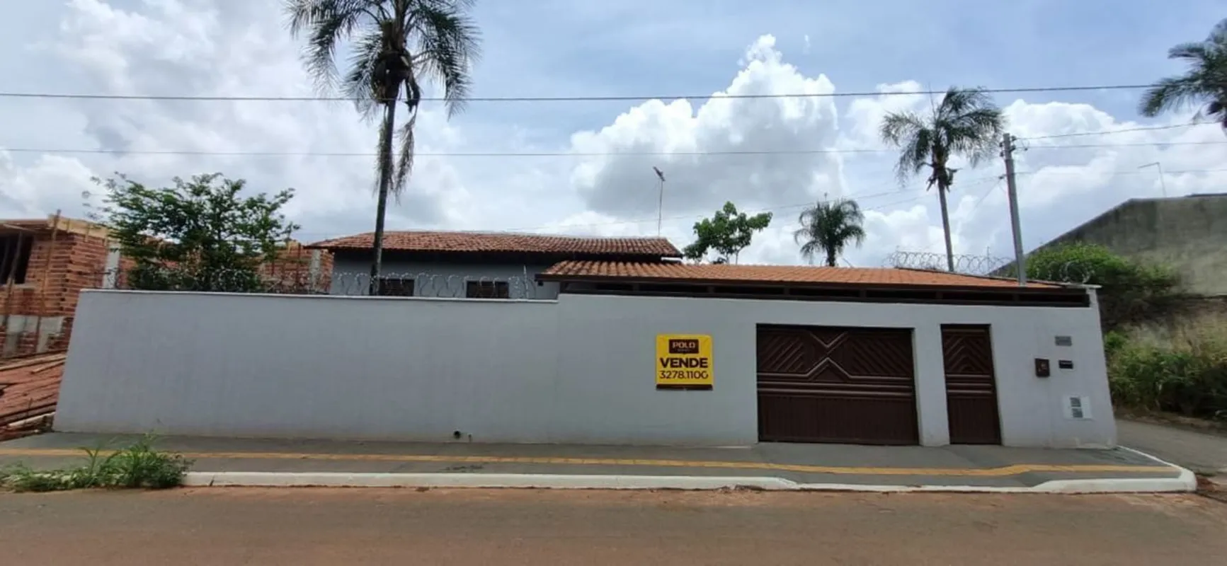 Casa de Esquina à Venda – Em frente ao Parque MacambiraLinda casa de esquina com...