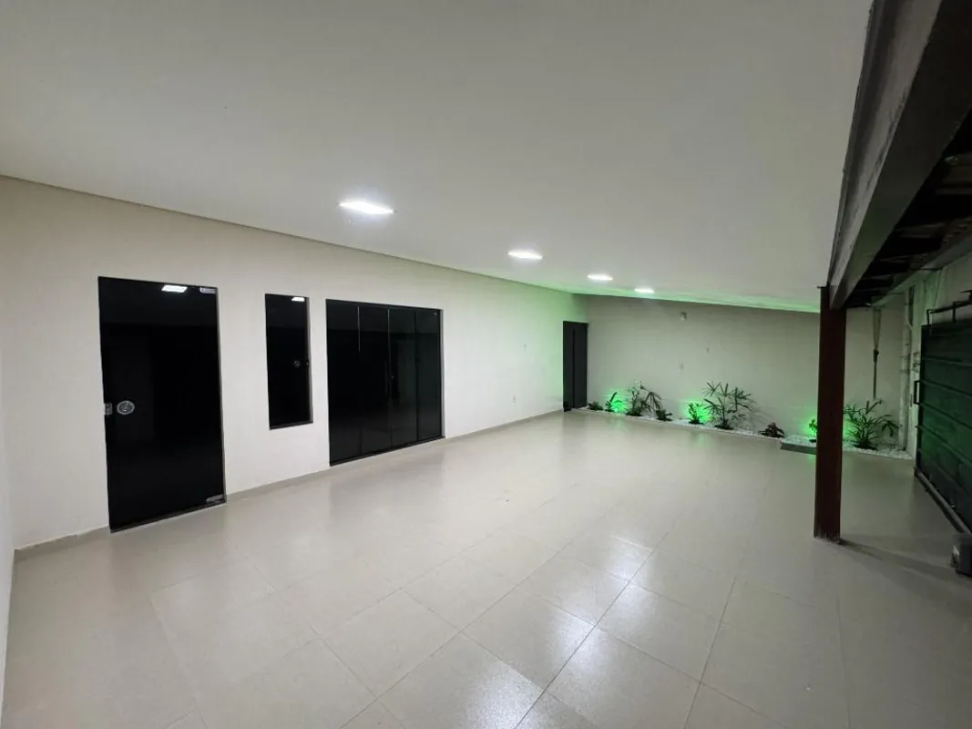 Casa de 300mÂ² de terreno e 270mÂ² de Ã¡rea construÃ­da. Possui 03 quartos (02 s...