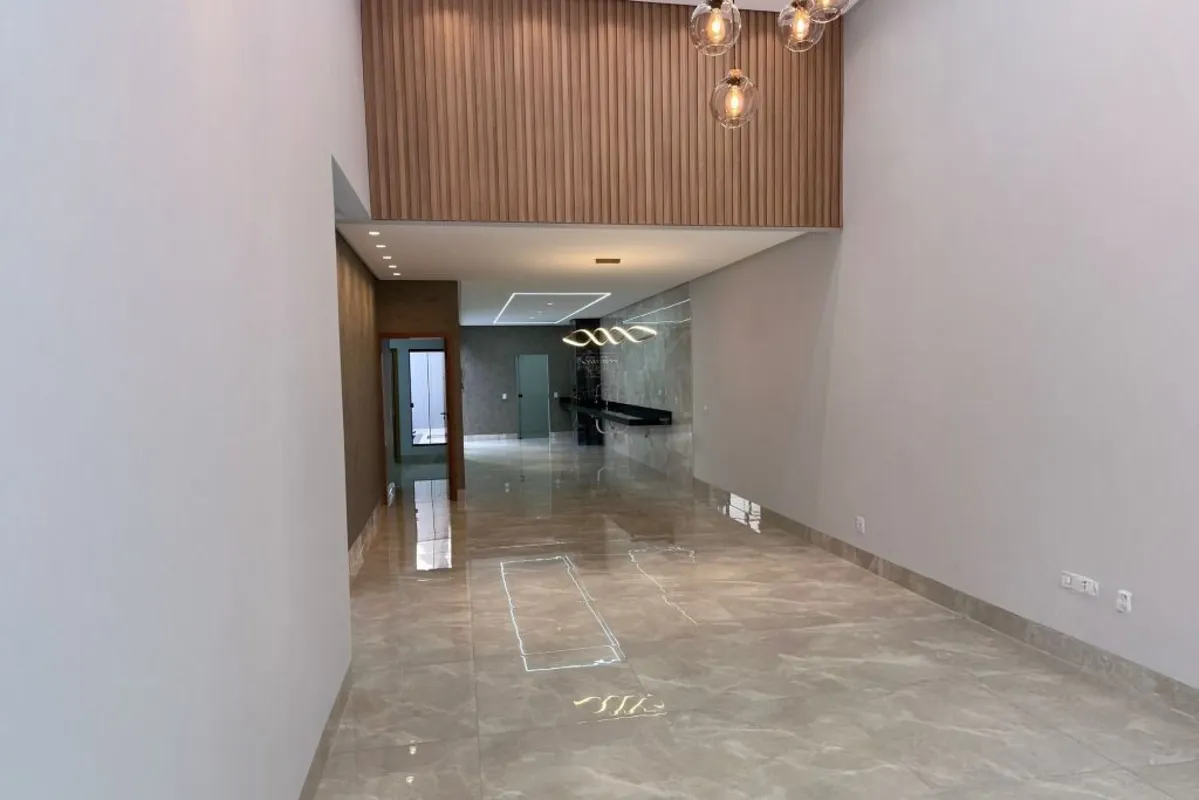 Casa com 03 suÃ­tes, acabamento moderno e elegante, com painel ripado, lustres d...