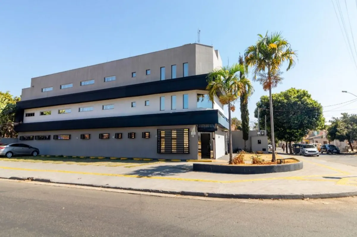 Apresentamos um excelente prÃ©dio comercial de esquina, recÃ©m-reformado, situad...