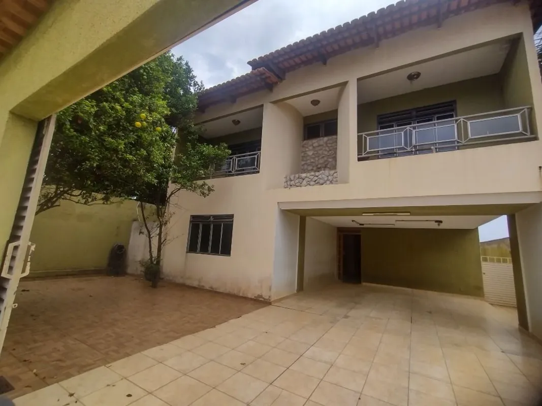 Sobrado de 355mÂ² com 04 quartos (01 suÃ­te), sala para 02 ambientes, escritÃ³ri...