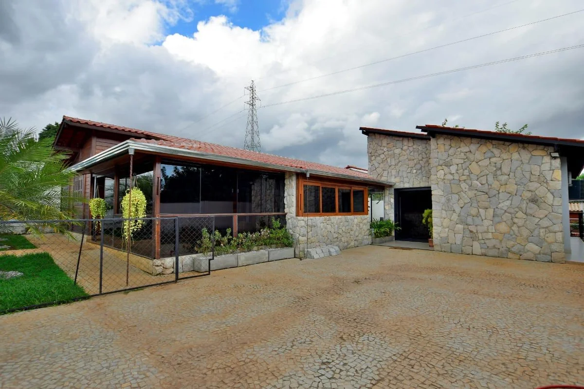 Descubra uma casa de alto padrão no Condomínio Rural Privê do Lago Sul, localiza...