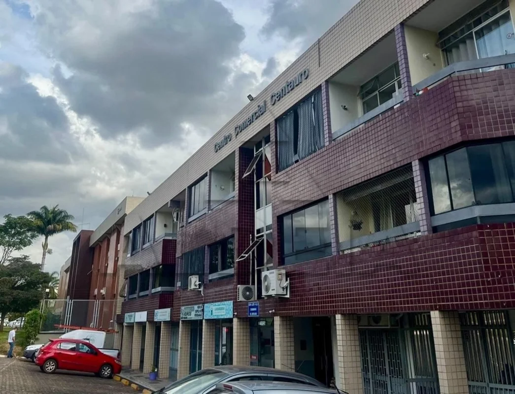 Vista livre, piso em cerâmica e com banheiro. Dispomos de áreas de 30m² Situada ...