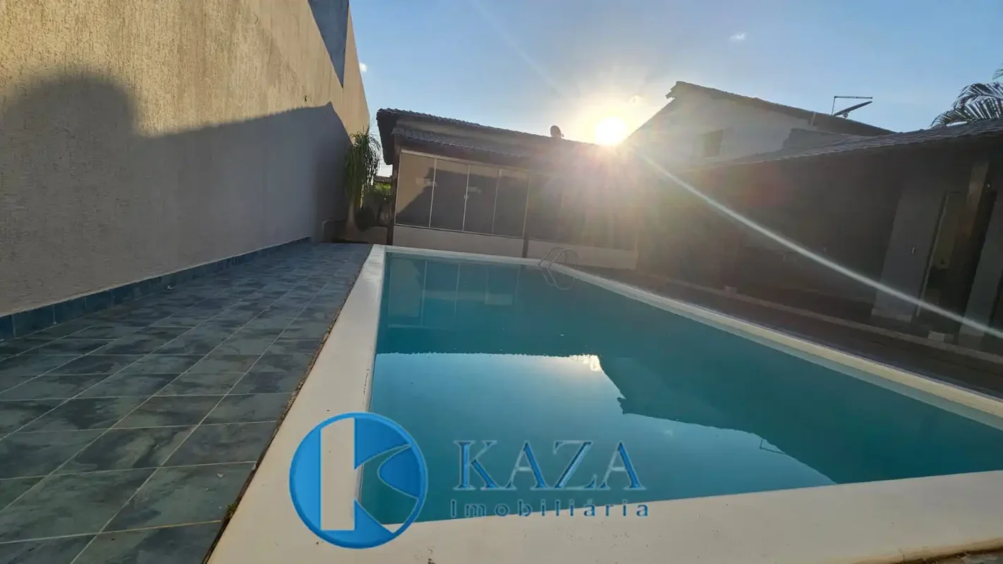 Casa de 3 quartos , sendo 2 suítes, lavabo, área gourmet com banheiro e piscina....