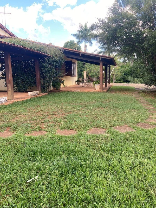 Este é um verdadeiro refúgio com alma, onde a natureza envolve cada ambiente e t...