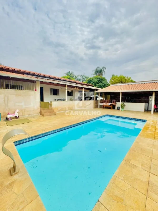 Chácara com 15.000 m², rica em água com córrego passando no fundo da propriedade...