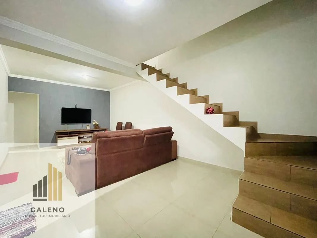 Vendo linda casa sobrado de 4 imensos quartos, sendo uma confortável suíte, ampl...