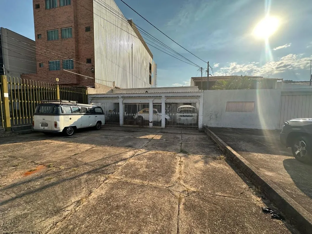 JB ROCHA VENDECasa térrea, muito bem localizada, necessitando de reforma. Possui...