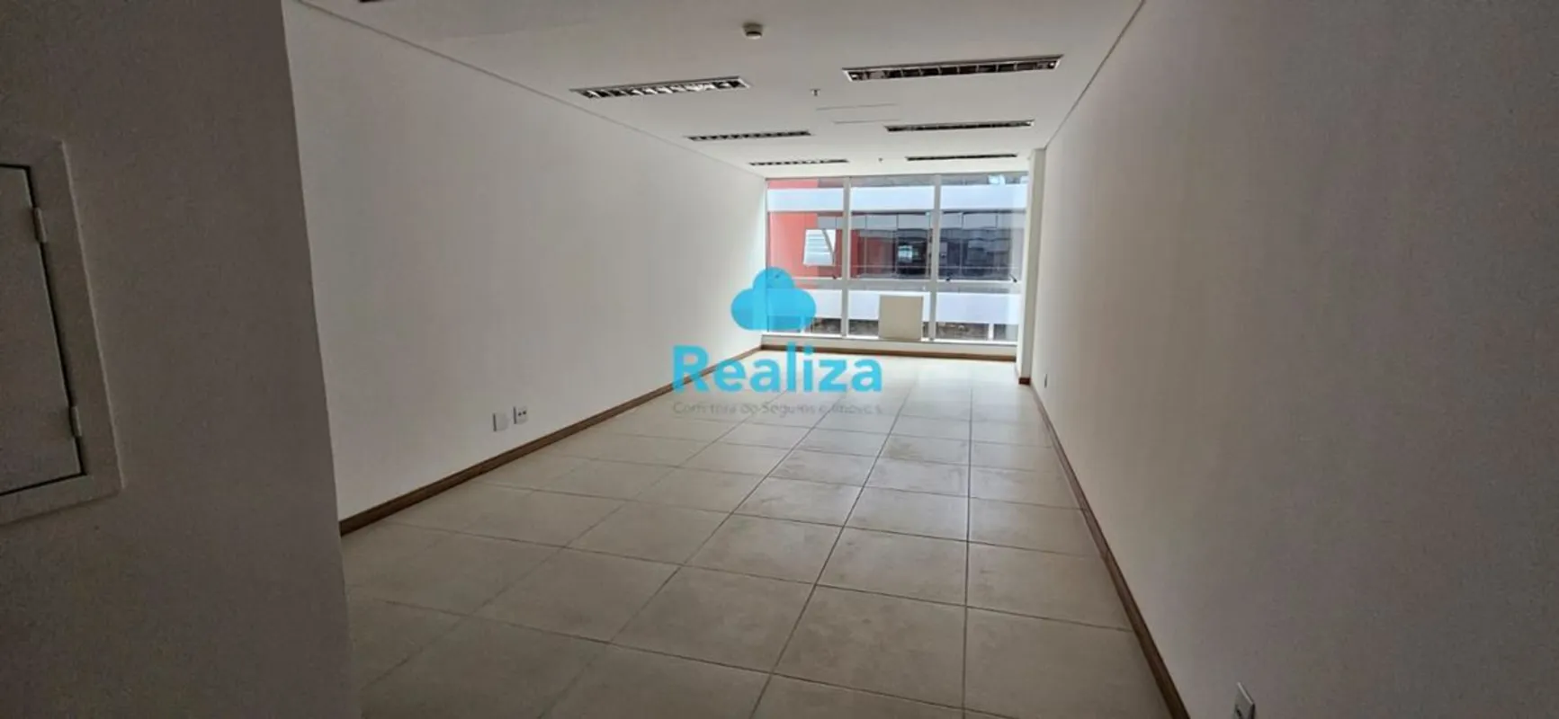 Realiza Corretora de Seguros e Imóveis, no mercado desde 2001, vende sala com 01...