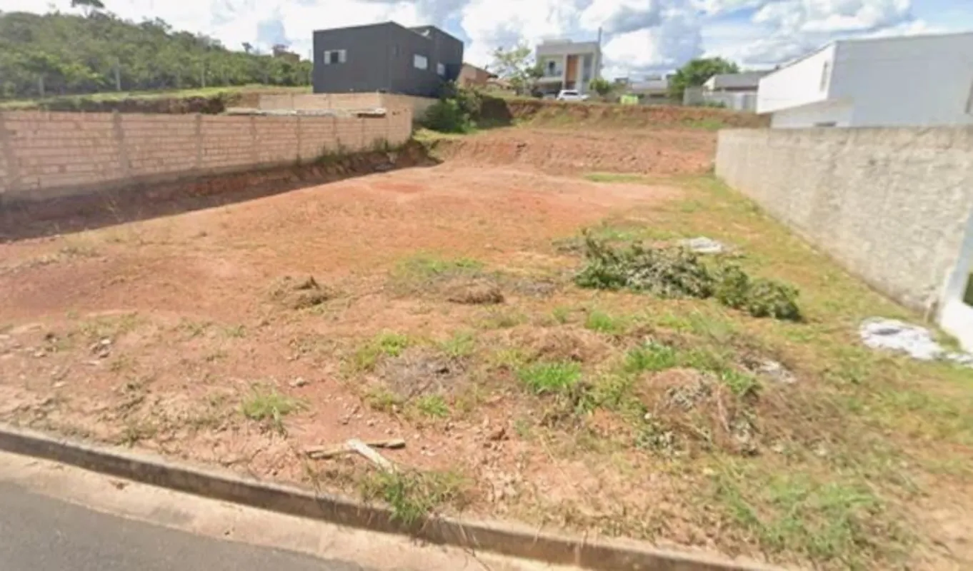 Terreno plano com 399 m², metragem diferenciada no condomínio e vista livre defi...