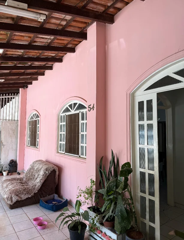 CASA NA SHIGS 713 – ASA SUL. (Para reforma ) Casa composta por 3 quartos, sala a...