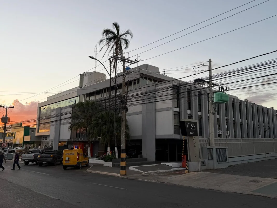 Sala Comercial 40 m² — SIA Trecho 3, Lote 990 (Ed. Itaú)Sala comercial de 40 m² ...
