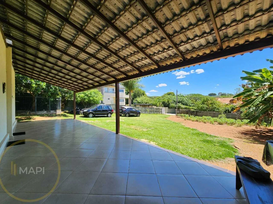 Descubra a oportunidade de morar no coração do Lago Norte! Esta casa térrea no S...