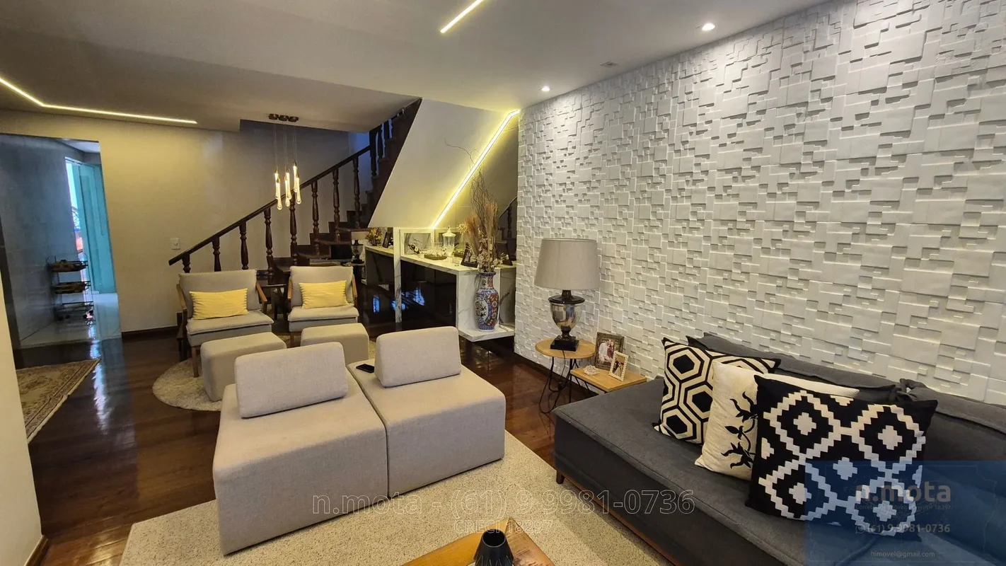 Casa tipo sobrado de Alto PadrãoLOCALIZAÇÃO - Próximo à Universidade Católica de...